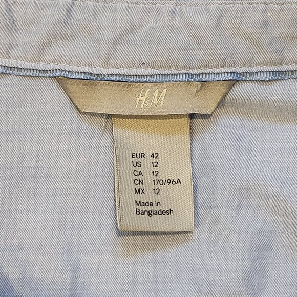 H&M Sleeveless Button Down Top Women's 12 Light Blue Fitted V-Neck Tailored‎ Fit - Picture 3 of 7